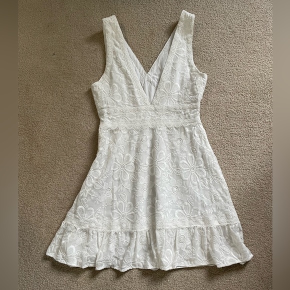 BB Dakota // White Flower Power V-Neck Dress NWOT - Picture 10 of 12